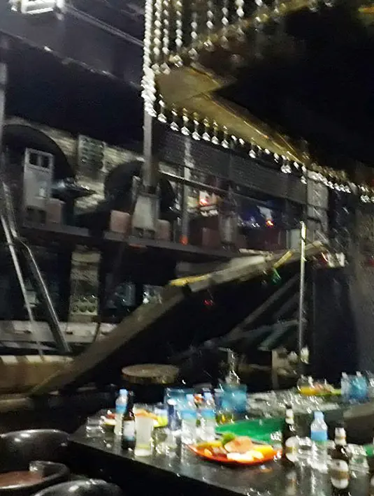 Sebuah balkon runtuh di sebuah klub malam  di kota Gwanju, Korea Selatan (27/7/2019). Dilaporkan kejadian tersebut menyebabkan dua orang tewas dan 10 lainnya cedera, termasuk sejumlah atlet polo air yang akan mengikuti Kejuaraan Renang Dunia. (AFP Photo/Yonhap)