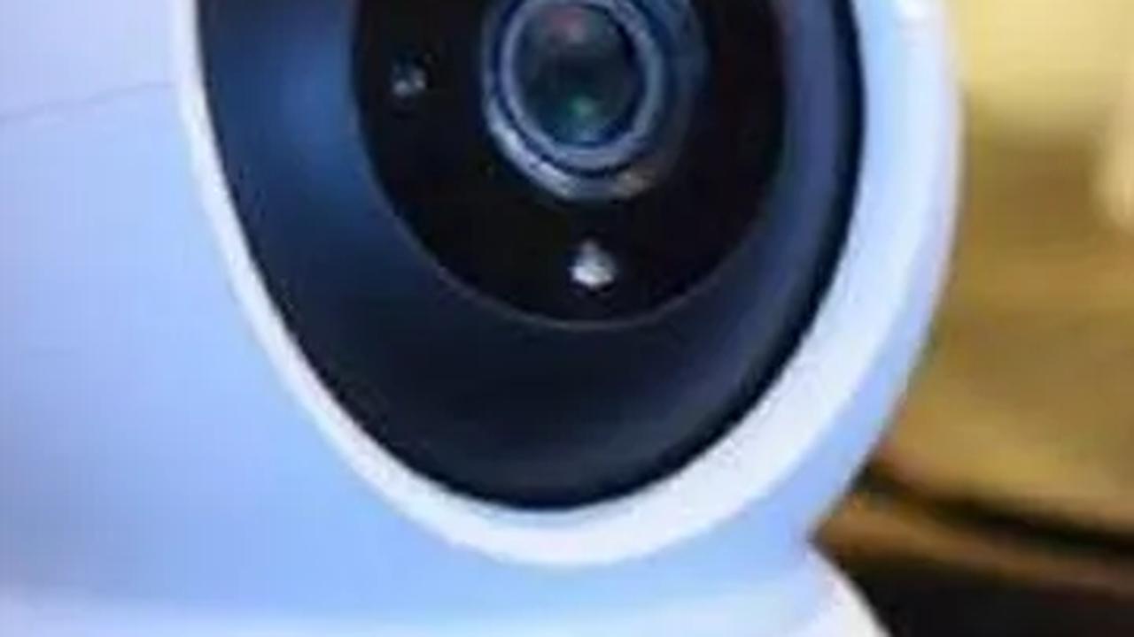 Aksi pelaku tertangkap CCTV yang terpasang di salah satu toko dan tersebar luas di media sosial.