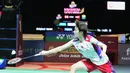 Pebulu tangkis tunggal putri China, Chen Yu Fei berusaha mengembalikan bola di depan net saat menghadapi wakil Spanyol, Carolina Marin pada laga semifinal turnamen bulu tangkis Indonesia Open 2024 di Istora Senayan, Jakarta, Sabtu (8/6/2024). Chen Yu Fei menang rubber game 21-11, 17-21 dan 21-13. (Bola.com/Syahkist Afi Daib)