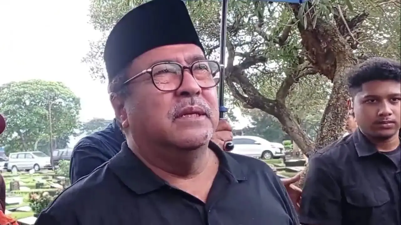 Rano Karno di TPU Tanah Kusir, Jakarta Selatan, Jumat (4/4/2025).