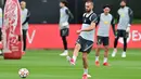 Bek Liverpool, Nathaniel Phillips mengumpan bola selama sesi latihan di pusat pelatihan Axa di Kirkby, Liverpool, Inggris (14/9/2021). Liverpool akan bertanding melawan wakil Italia, AC Milan pada Grup B Liga Champions di Anfield. (AFP/Paul Ellis)