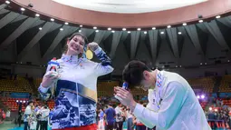 Setelah laga yang dimenangkan oleh tuan rumah Thailand dengan skor 3-2, McEntee Catherine langsung mendatangi Alfin Daniel Pratama untuk memberikan support. Tampak dalam foto, pevoli Indonesia Alfin Daniel Pratama (kanan) menunduk saat bersama dengan kekasihnya yang juga penerjemah Timnas voli putra Thailand, McEntee Catherine, di di Stadion Indoor Hua Mak, Jumat (19/12/2025). (Bola.com/Bagaskara Lazuardi)