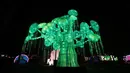 Instalasi lampu karakter pohon di Dubai Garden Glow, Dubai, Uni Emirat Arab, 1 November 2021. Instalasi tersebut dibuat dari lebih satu juta bohlam penghemat energi dan kain bercahaya daur ulang karya seniman seluruh dunia. (GIUSEPPE CACACE/AFP)