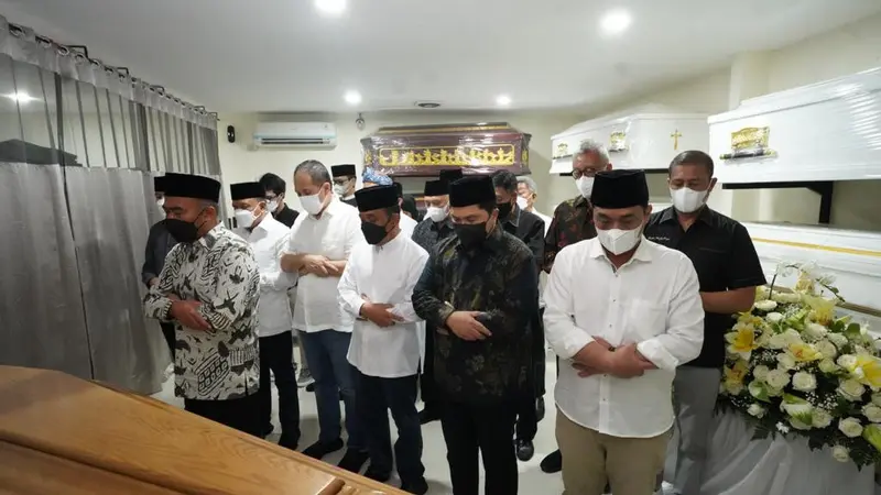 Menteri BUMN Erick Thohir ikut menyambut kedatangan jenazah putra Gubernur Jawa Barat Ridwan Kamil