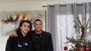 Berbeda dengan Messi, pesepakbola Prancis Kylian Mbappe rayakan Natal bersama sang adik Ethan. Keduanya tampil kompak dengan busana serba hitam. @k.mbappe.
