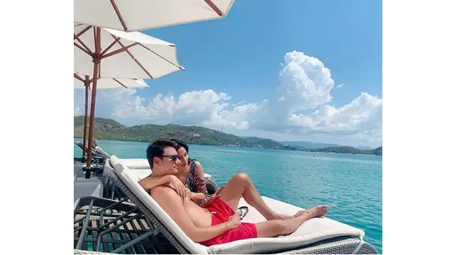 Titi dan Christian pun terlihat romantis saat liburan bersama, bak ABG pacaran.