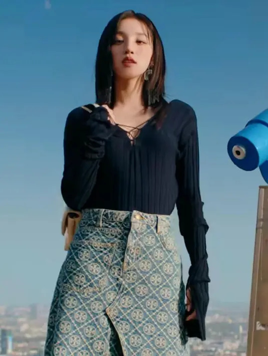 “Saya adalah penggemar koleksi Tory – desainnya yang unik selalu memperlihatkan sisi terbaik dari wanita, dan saya mengagumi cara Tory mendorong wanita untuk meraih mimpi mereka. Saya sangat bersemangat dengan kemitraan ini dan kesempatan berdiskusi yang bermakna ke depan-nya,” ungkap Yuqi.   [Dok/Tory Burch].