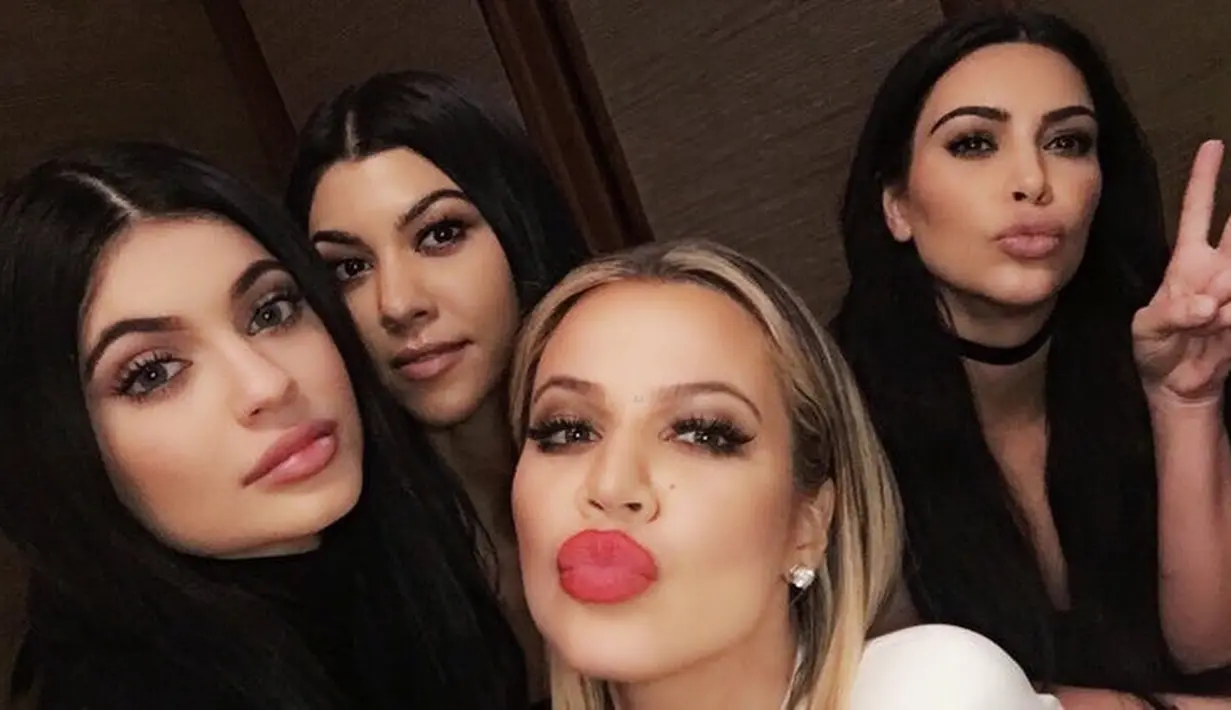 Keluarga Kardashian tak pergi ke Cleveland karena tak ingin menghabiskan Hari Ibu dengan Tristan. (In Touch Weekly)