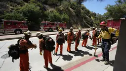 Petugas pemadam kebakaran memadamkan api seluas sekitar 4 hektar dalam waktu kurang dari satu jam tanpa ada laporan cedera. (AP Photo/Damian Dovarganes)