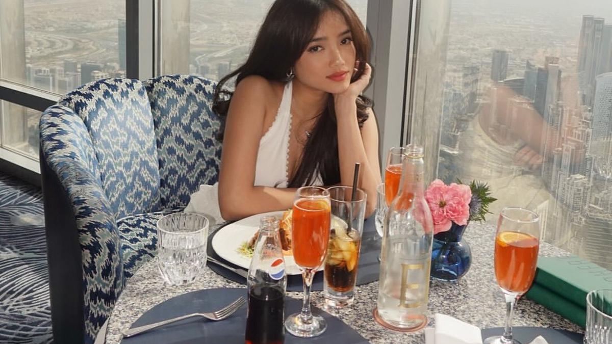 Potret Manis Fuji Utami Jadi Sosialita Dubai dengan Dress Putih dan Tas Prada Rp53 Jutaan