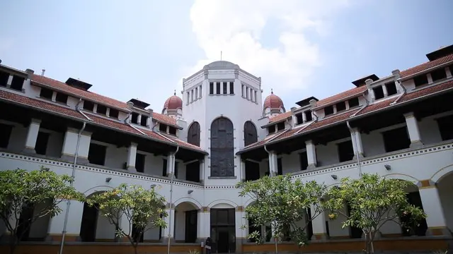 Gedung yang dibangun tahun 1904 sebelumnya merupakan kantor pusat perusahaan kereta api (trem) milik Belanda. Saat dikuasai Jepang, di gedung ini pernah terjadi pertempuran hebat. Sekitar 2000 pejuang dan 800 tentara Jepang tewas. 