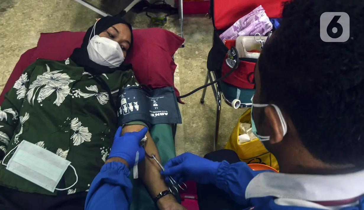 Pegawai mengikuti donor darah di Kompleks Parlemen, Senayan, Jakarta, Rabu (11/11/2020). Donor darah dipastikan dilakukan dengan protokol kesehatan (prokes) yang ketat. (Liputan6.com/Johan Tallo)