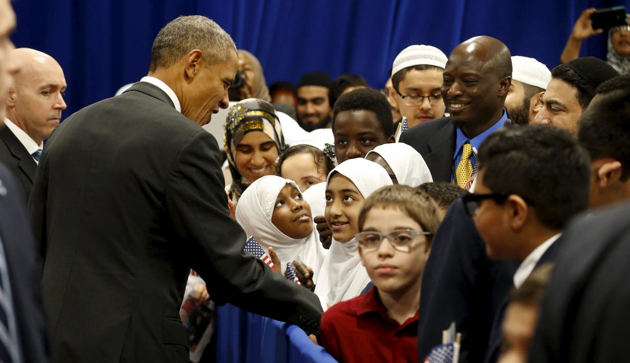 Presiden AS, Barack Obama bersalaman dengan seorang siswi Muslim Amerika seusai menyampaikan pidato saat kunjungan ke masjid Islamic Society of Baltimore, Catonsville, Maryland, Rabu (3/2/2016). (REUTERS/Jonathan Ernst)