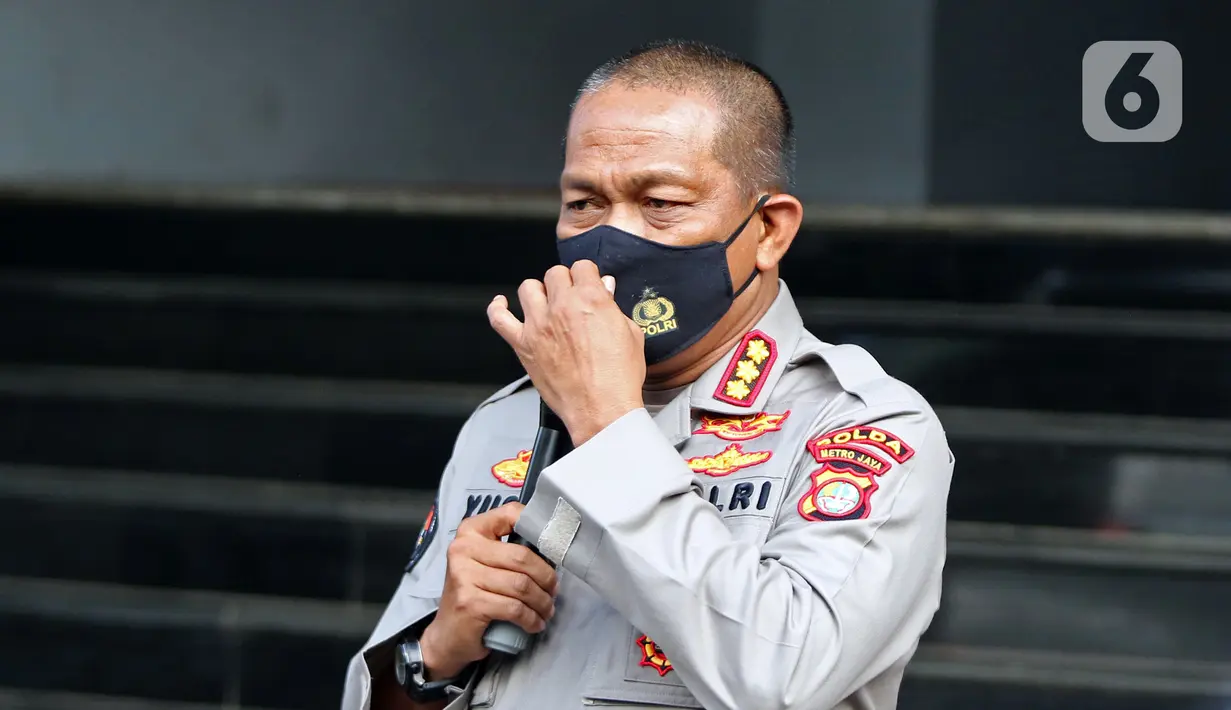 Kabid Humas Polda Metro Jaya Kombes Pol Yusri Yunus memberikan keterangan pers di area Polda Metro Jaya, Selasa (1/12/2020). Rizieq Shihab bersama menantunya Hanif Alatas dipanggil penyidik Polda Metro Jaya untuk diperiksa sebagai saksi kasus kerumunan di Petamburan. (Liputan6.com/Herman Zakharia)