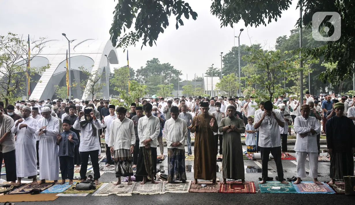 Jemaah Muhammadiyah saat menunaikan Salat Idul Fitri 1444 H di halaman Jakarta International Equestrian Park, Pulomas, Jakarta Timur, Jumat (21/4/2023). (merdeka.com/Iqbal S Nugroho)