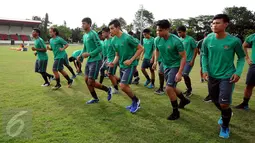 Pemain melakukan pemanasan jelang latihan seleksi masuk Timnas Indonesia U-19 di Lapangan Atang Sutresna, Jakarta, Kamis (6/4). 14 pemain yang pernah berlaga di luar negeri mengikuti seleksi masuk Timnas Indonesia U-19. (Liputan6.com/Helmi Fithriansyah)