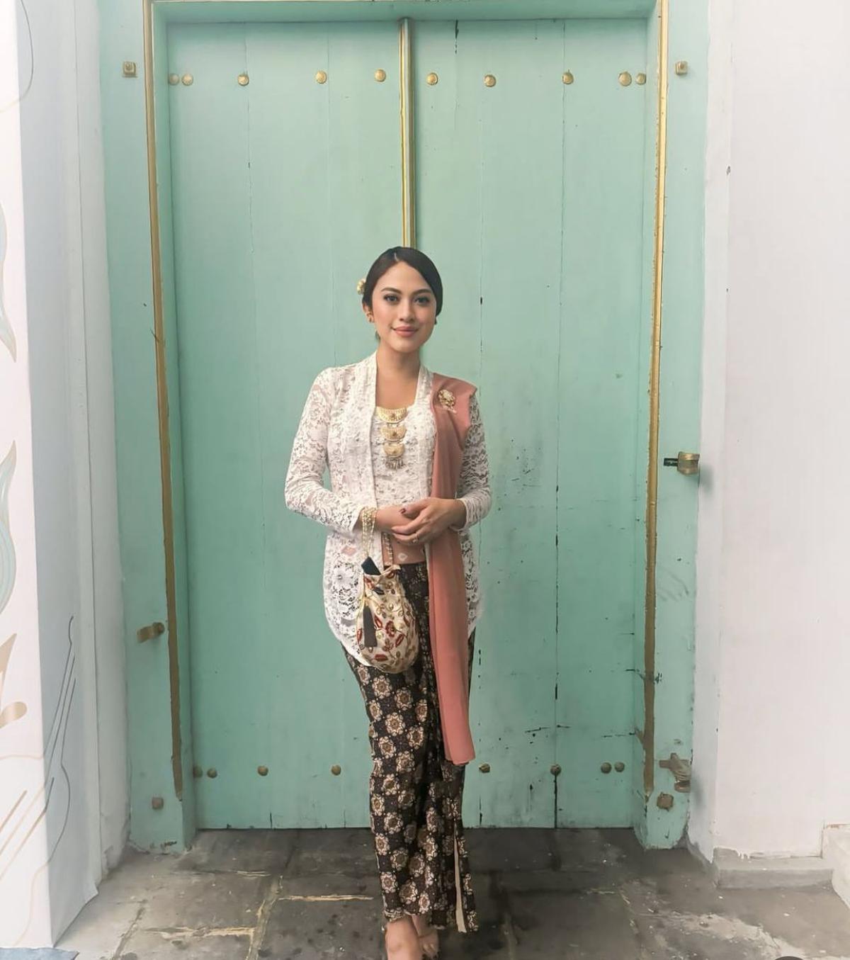 Inspirasi Kebaya Modern dari Cynthia Riza, Istri Giring Ganesha, untuk Tampil Elegan di Berbagai Acara