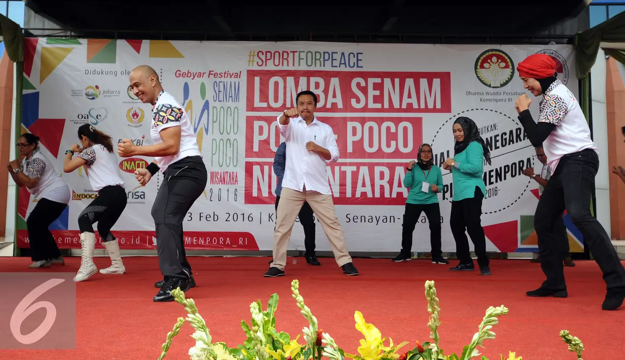 Menpora Imam Nahrawi (tengah) mengikuti demo senam usai membuka Lomba Senam Poco-Poco Nusantara di Jakarta, Jumat (12/2/2016). Lomba ini memperebutkan piala Ibu Negara RI dan piala Menpora. (Liputan6.com/Helmi Fithriansyah)
