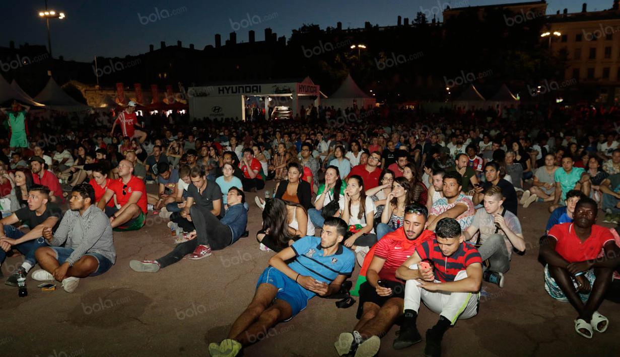 Fanzone Kota Lyon yang nyaman membuat lokasi ini layak dijadikan tempat kumpul keluarga untuk mengisi hari raya Idul Fitri dengan hiburan Piala Eropa 2016. (Bola.com/Vitalis Yogi Trisna)