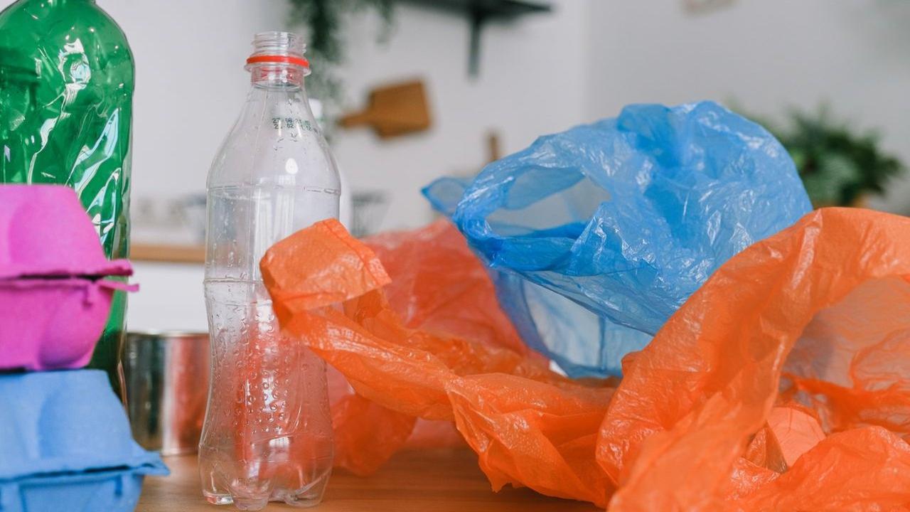 10 Trik Menyimpan Kantong Plastik Bekas agar Tidak Menggunung, Rapi Mudah Dipakai Lagi