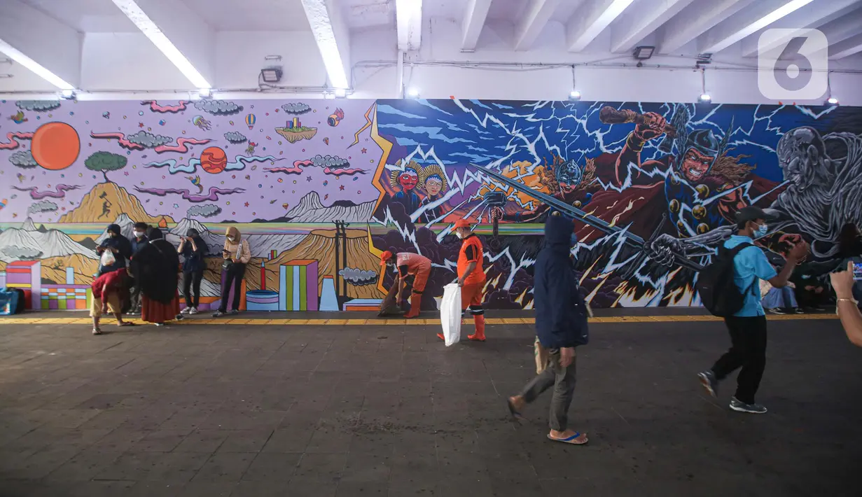 Pejalan kaki melintas di depan mural kolaborasi di Terowongan Kendal, Kawasan TOD Dukuh Atas, Jakarta, Rabu (6/7/2022). Disney Indonesia berkolaborasi bersama Jakarta Experience Board (JXB) dan Kita Art Friends menghadirkan karya seni mural terinspirasi dari film Marvel Studios "Thor: Love and Thunder." (Liputan6.com/Faizal Fanani)