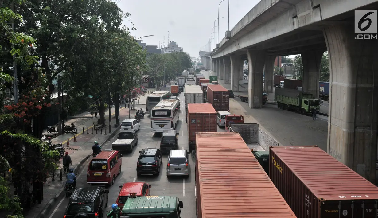 Kemacetan arus kendaraan saat melintas di Jalan Yos Sudarso arah Pelabuhan Tanjung Priok, Jakarta, Kamis (12/7). Kemacetan disebabkan mahalnya tarif tol pelabuhan yang mencapai Rp 45 ribu sehingga sopir memilih jalan bawah. (Merdeka.com/Iqbal S. Nugroho)
