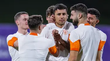 Para pemain Manchester City menghadiri sesi latihan menjelang laga final Piala Dunia Antarklub 2023, di Stadion King Abdullah Sports City di Jeddah, Arab Saudi, Kamis (21/12/2023). (AP Photo/Manu Fernandez)