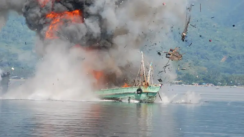 Detik-detik Peledakan 2 Kapal Asing Pencuri Ikan di Ambon