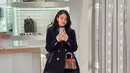 Lagi, OOTD mirror selfie Dian menampilkan ia dalam balutan coat hitam yang manis dengan padu padan celana jeans dan sneakers. [Foto: Instagram/therealdisastr]