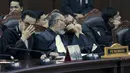 Pengacara pemohon Bambang Widjojanto dan Refly Harun, didampingi Denny Indrayana, menyimak pembacaan putusan perkara Perselisihan Hasil Pemilihan Umum (PHPU) di Ruang Sidang 1 Gedung Mahkamah Konstitusi (MK), Jakarta Pusat, Selasa (6/10/2026). (KLY/Budy Santoso)