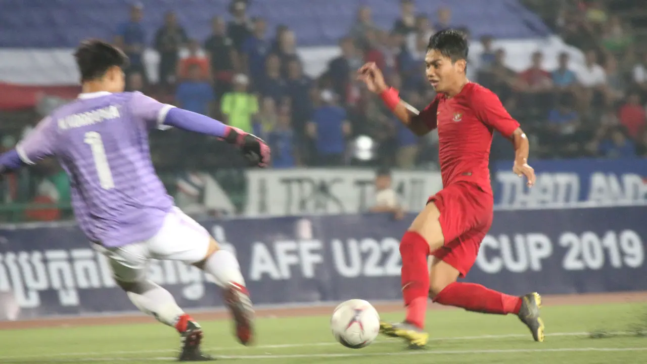 Gelandang Timnas Indonesia, Witan Sulaeman, berusaha membobol gawang Thailand pada laga Piala AFF U-22 2019. (Bola.com/Zulfirdaus Harahap)