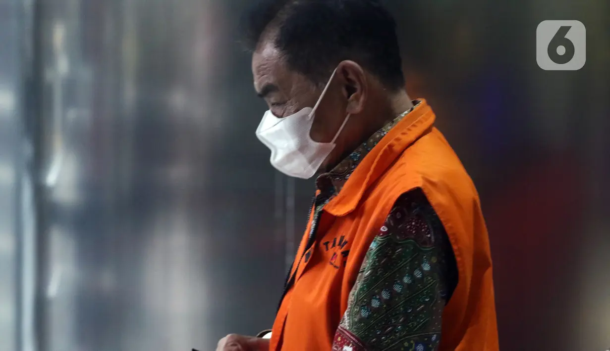 Bupati nonaktif Banjarnegara Budhi Sarwono berjalan ke mobil tahanan usai pemeriksaan lanjutan di Gedung Merah Putih KPK, Jakarta, Jumat (1/10/2021). Budhi merupakan tersangka dugaan korupsi pengadaan barang dan jasa di lingkungan Pemkab Banjarnegara TA 2017-2018. (Liputan6.com/Helmi Fithriansyah)