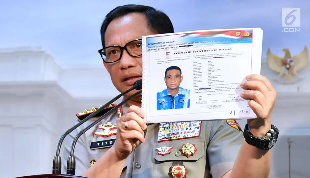 Kapolri Jenderal Tito Karnavian menunjukkan sketsa tersangka kasus penyerangan Novel Baswedan usai pertemuan Presiden Jokowi di Istana, Jakarta, Senin (31/7). Tim gabungan akan meminta keterangan Novel Baswedan. (Laily Rachev/Biro Pers Setpres)