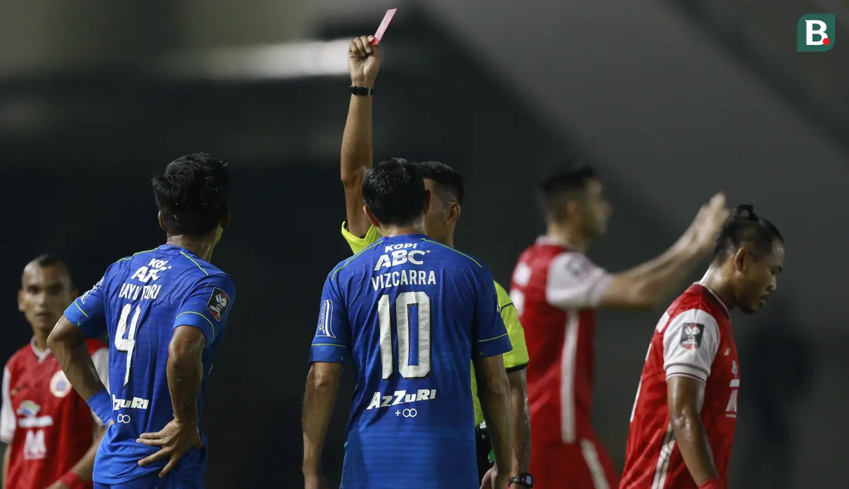 Pada partai final leg kedua antara Persib Bandung melawan Persija Jakarta, Agus memberikan kartu merah kepada Pemain Persib Bandung, Bayu Fiqri. (Foto: Bola.com/M Iqbal Ichsan)