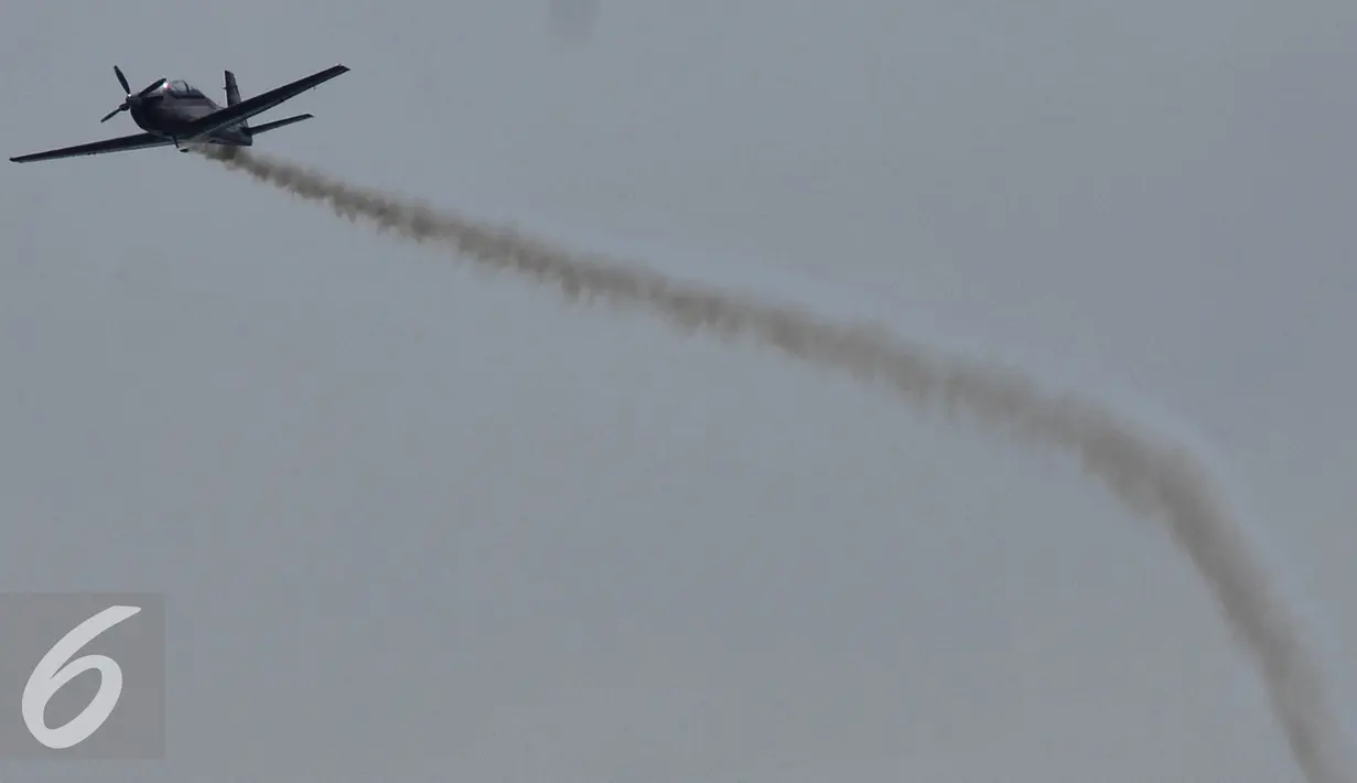 Aksi Tim aerobatik TNI AU The Jupiters saat melakukan manuver saat Peringatan HUT TNI AU ke-70 di Lanud Halim Perdanakusuma, Jakarta,( 4/9). Sebanyak 60 pesawat unjuk kebolehan saat HUT ke-70 TNI AU. (Liputan6.com/Johan Tallo)