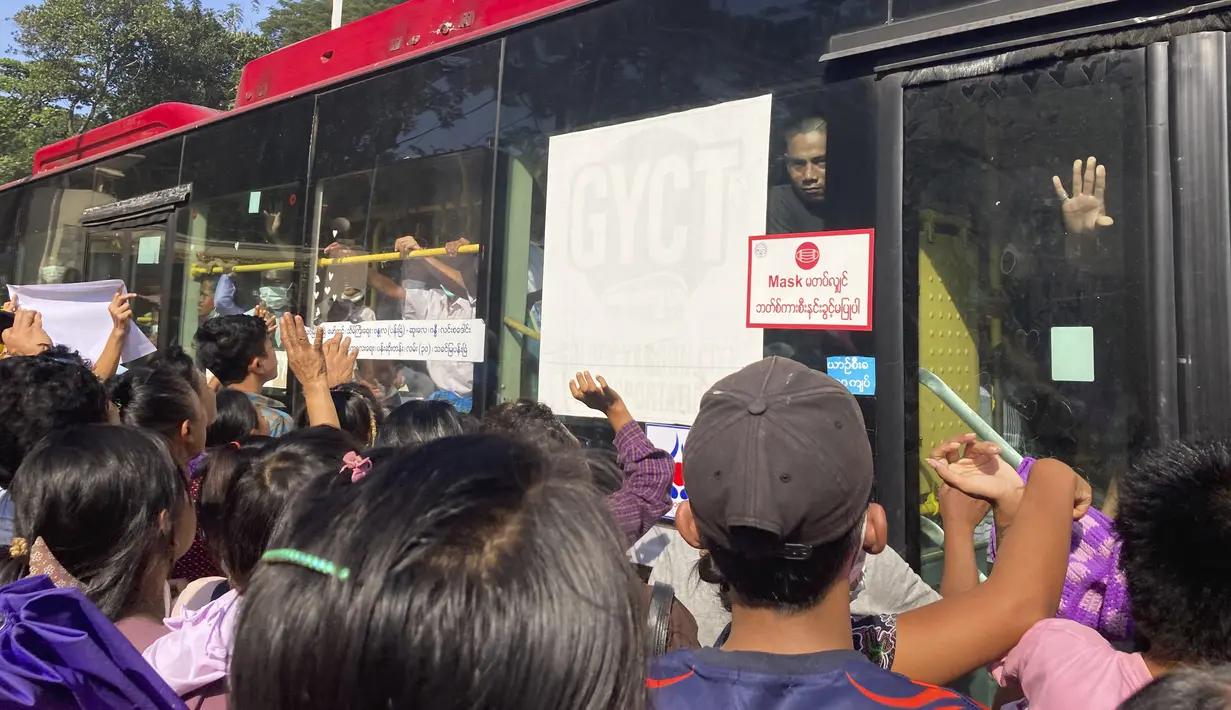 Narapidana yang dibebaskan dari Penjara Insein disambut oleh kolega dan anggota keluarga mereka di Yangon, Myanmar, Rabu (4/1/2023). Junta militer Myanmar mengumumkan pembebasan lebih dari 7.000 narapidana (napi) dalam rangka memperingati 75 tahun Hari Kemerdekaan dari Inggris. (AP Photo)