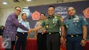 Panglima TNI, Jenderal TNI Gatot Nurmantyo bersalaman dengan Hasani Abdulgani jelang bergulirnya turnamen Jenderal Sudirman Cup di Mabes TNI, Jakarta, Senin (26/10/2015).Turnamen ini akan diikuti 15 tim profesional. (Liputan6.com/Helmi Fithriansyah)