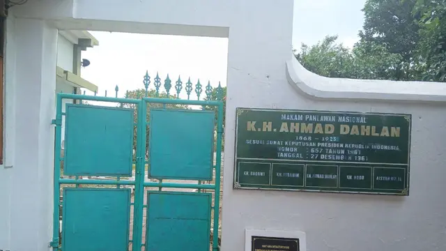 Salah satu sudut pemakamann Karangkajen yang terletak di kawasan Brontokusuman, Mergangsan, Kota Yogyakarta. Di sini, dimakamkan sejumlah tokoh penting di era sebelum kemerdekaan hingga era revolusi. (Liputan6/Nurul Diva dan Rizal)