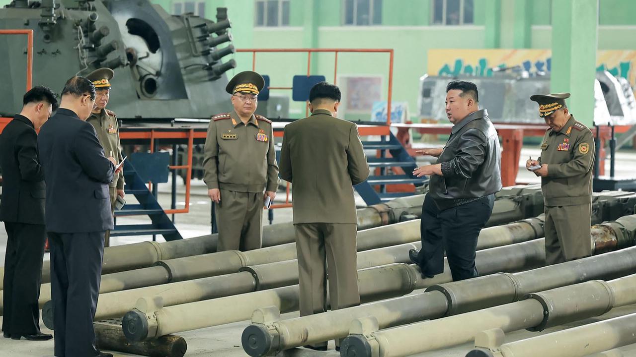 FOTO: Kunjungan Presiden Korut Kim Jong Un ke Pabrik Tank yang “Dirahahasiakan”