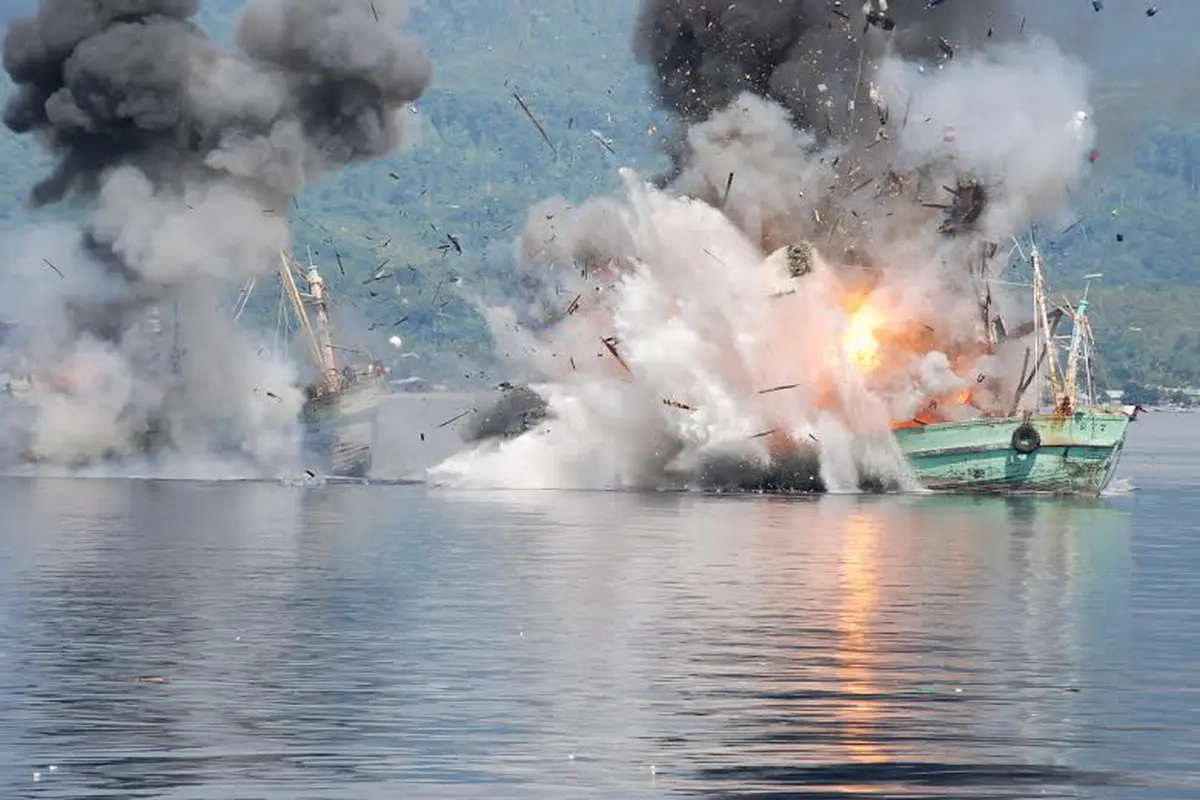 Detik-detik Peledakan 2 Kapal Asing Pencuri Ikan di Ambon