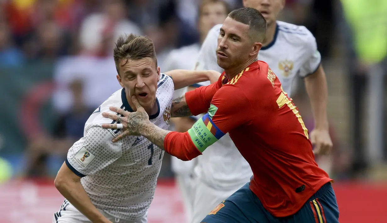 Sergio Ramos. Bek tengah berusia 44 tahun yang masih bermain untuk PSG ini tercatat telah mengoleksi 180 caps bersama Timnas Spanyol dengan torehan 23 gol dan 8 assist sejak melakukan debut pada 26 Maret 2005. Di ajang Piala Dunia ia telah tampil dalam 4 edisi, mulai 2006 hingga 2018. Namun tak satu gol pun dicetaknya dalam 17 laga di empat edisi tersebut. Tentu masih menjadi tanda tanya apakah ia akan masuk dalam skuad Timnas Spanyol di Qatar nanti yang akan menjadi edisi kelima jika terpilih. (AFP/Juan Mabromata)