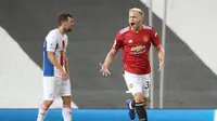 Pemain anyar Manchester United, Donny van de Beek, saat merayakan gol pertamanya untuk The Red Devils saat menghadapi Crystal Palace di pekan kedua Premier League, Sabtu (19/9/2020). Sayang dalam laga itu Manchester United kalah 1-3 dari tamunya. (AFP/Martin Rickett)