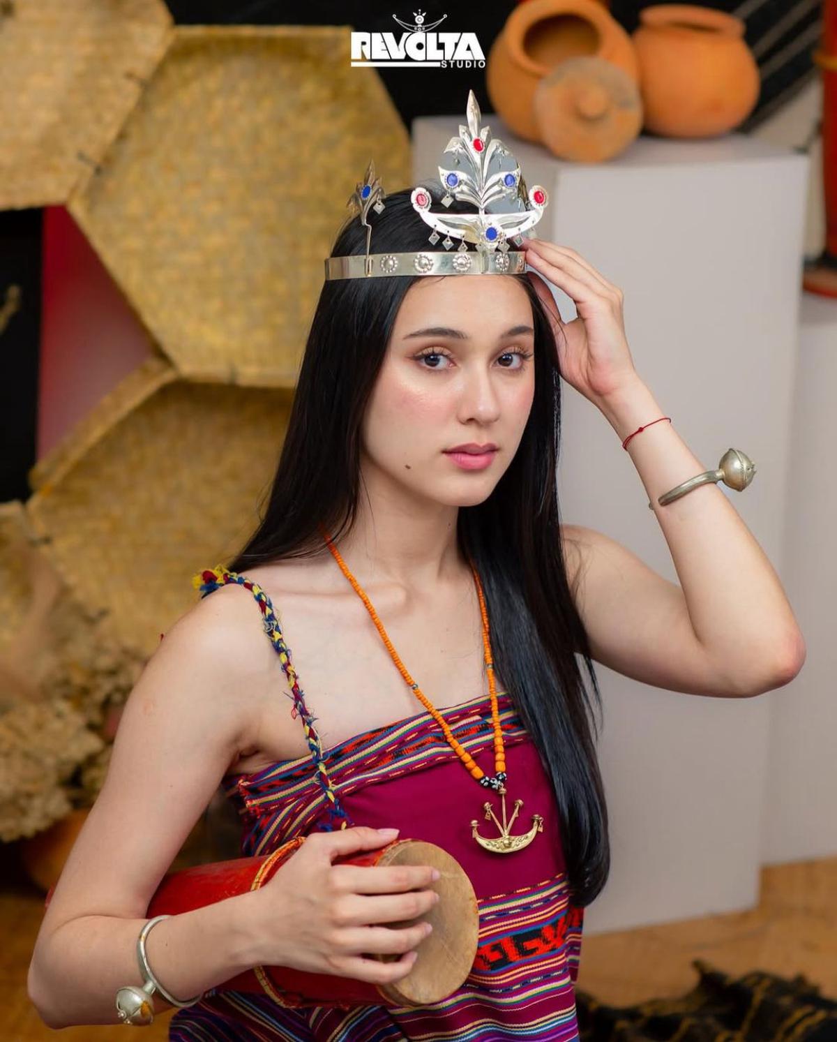 7 Potret Yasmin Napper dalam Balutan Tais Timor, Tampil Flawless dan Tuai Pujian