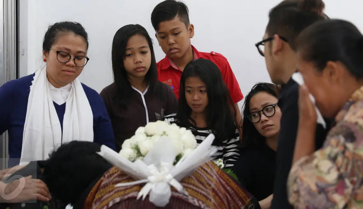 Kesedihan kerabat saat melihat jenazah penyanyi senior Eddy Silitonga yang disemayamkan di rumah duka RS Fatmawati, Jakarta, Kamis (25/8). Eddy Silitonga mengembuskan napas terakhirnya pada dini hari tadi di usia 67 tahun. (Liputan6.com/Immanuel Antonius)