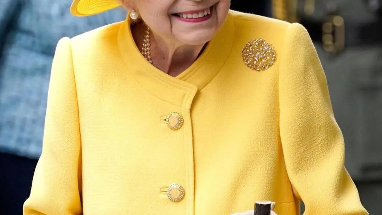 Penampilan Kejutan Ratu Elizabeth II Setelah Sembuh dengan Outfit Serba Kuning