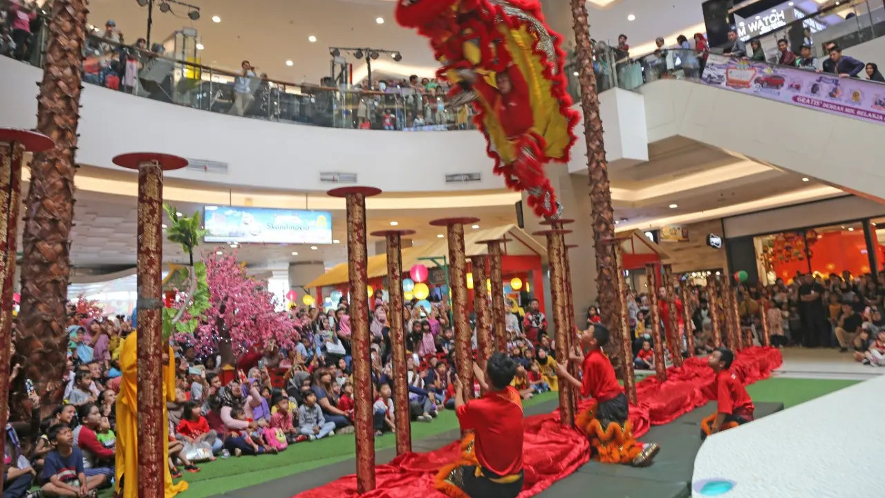 Deg-degan tapi Penasaran, Menikmati Pertunjukan Barongsai Tonggak di Tangerang