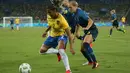 Pemain Brasil Fabiana saat akan melewati hadangan pemain Swedia pada lanjutan sepak bola wanita di Olimpiade Rio 2016,Brasil, (6/8). Brasil menang dengan skor telak 5-1. (REUTERS / Gonzalo Fuentes)