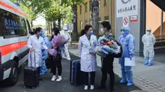 Staf medis mengucapkan selamat jalan ke pasien sembuh COVID-19 di Beijing, China (28/4/2020). Rumah Sakit Xiaotangshan yang digunakan untuk mengarantina pasien SARS di Beijing, telah memulangkan semua pasien COVID-19 Selasa (28/4) dan dijadwalkan berhenti beroperasi Rabu (29/4). (Xinhua/Peng Ziyang)
