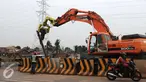 Pekerja menyelesaikan pembangunan Proyek jalan tol bekasi-cawang-kampung melayu (Becakayu), Jakarta, Sabtu (28/5) . Proyek tol yang sempat mangkrak ini terus dipercepat dan di targetkan akhir 2017 akan rampung. (Liputan6.com/Helmi Affandi)