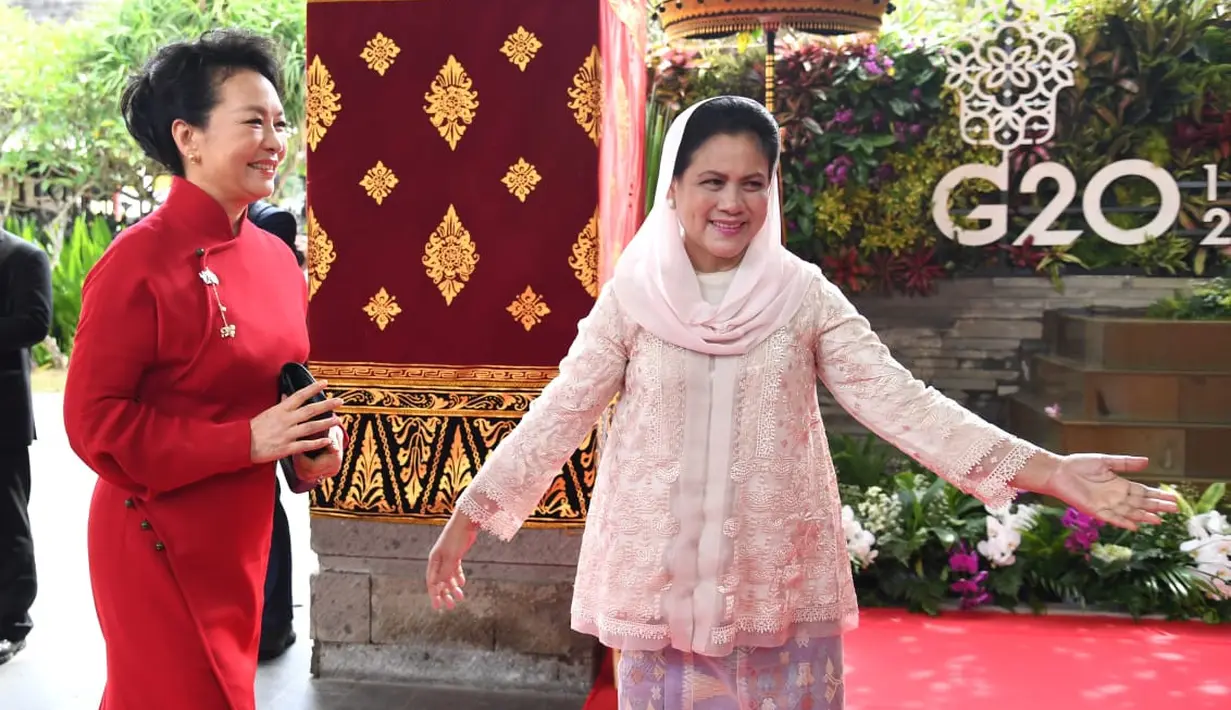 <p>Dihadiri oleh Ibu Negara China, ibu Iriana Jokowi terlihat turut menyambut kedatangannya. Peng Liyuan selaku istri dari Xi Jinping sebagai Presiden China hadir dengan balutan busana merah. [Foto: Biro Pers Istana Negara]</p>